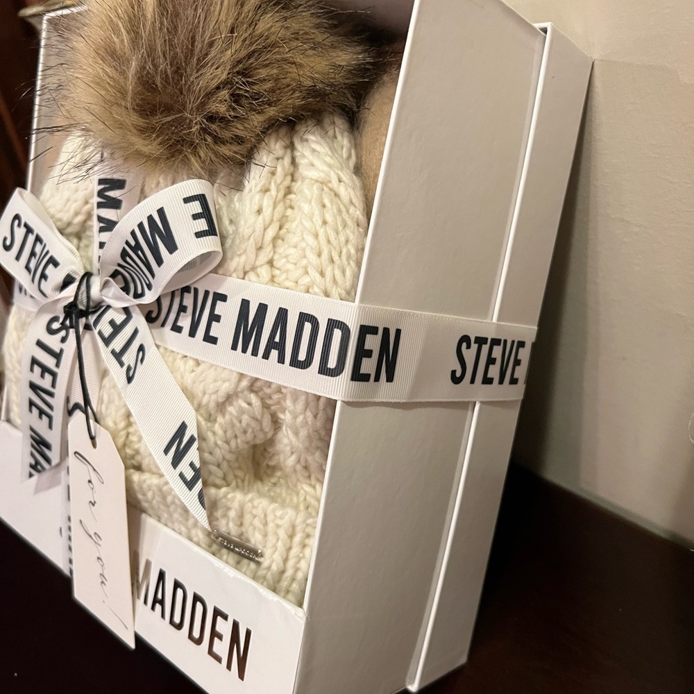 Steve Madden hat and scarf gift set LAST BEIGE SET - Picture 2 of 3